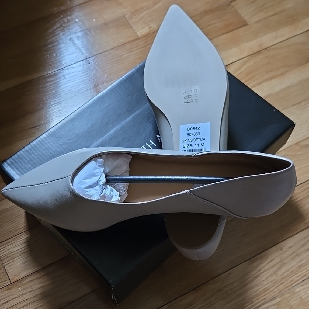 BRAND NEW Collapsible leather flat pumps